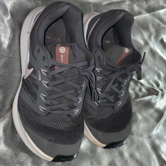 Nike Women's Swift 3 Gray and Light Pink Athletic Running Shoes - Picture 4 of 4